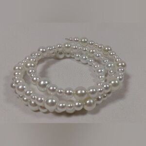 Muti size faux pearl memory wire bracelet